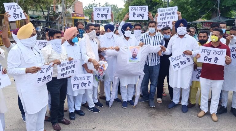 ਪੰਜਾਬ ਸਰਕਾਰ ਵਿਰੁੱਧ ਅਕਾਲੀ ਦਲ ਦਾ ਅਰਥੀ ਫੂਕ ਪ੍ਰਦਰਸ਼ਨ, ਸਰਕਾਰ ਜੰਗਲ ‘ਚ ਮਨਾ ਰਹੀ ਹੈ ਮੰਗਲ : ਅਕਾਲੀ ਆਗੂ