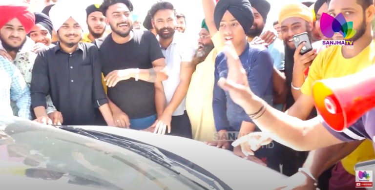 ਕਿਸਾਨਾਂ ਨੇ ਘੇਰੀ ਪੁਲਿਸ ਮੁਲਾਜ਼ਮ ਦੀ ਗੱਡੀ, Sanjha Tv ਦੀ ਪੱਤਰਕਾਰ ਨੇ ਕਰਵਾਇਆ ਸਮਝੌਤਾ | Sanjha TV