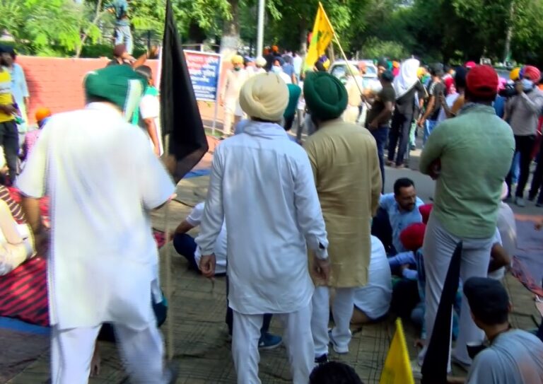ਕਿਸਾਨਾਂ ਨੇ ਚੰਡੀਗੜ੍ਹ ਸੈਕਟਰ 17 ਥਾਣੇ ਦਾ ਕੀਤਾ ਘਿਰਾਓ