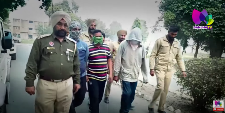 ਅਸਲੀ ਪੁਲਿਸ ਵਾਲਿਆਂ ਨੇ ਚੱਕ ਲਏ ਨਕਲੀ ਪੁਲਿਸ ਵਾਲੇ, ਦੇਖੋ ਕਿਵੇਂ ਗਰੀਬ ਕਬਾੜੀਏ ਨੂੰ ਕਰਦੇ ਸੀ ਬਲੈਕਮੇਲ | SANJHA TV