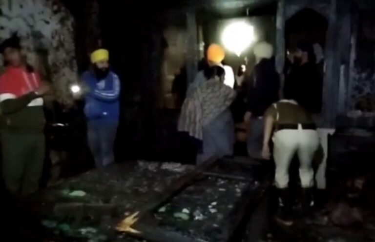 ਅੰਮ੍ਰਿਤਸਰ ‘ਚ ਗੁਰਦੁਆਰਾ ਸਾਹਿਬ ਅੰਦਰ ਲੱਗੀ ਭਿਆਨਕ ਅੱਗ