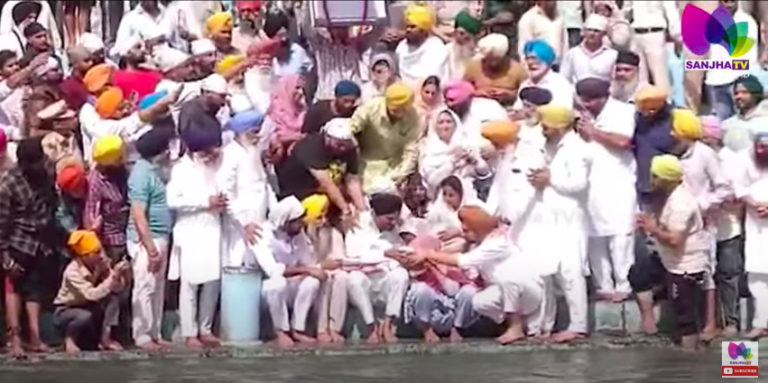Live : ਨਮ ਅੱਖਾਂ ਨਾਲ ਮਾਤਾ ਪਿਤਾ ਨੇ ਤਾਰੇ ਸਿੱਧੂ ਮੂਸੇਵਾਲਾ ਦੇ ਫੁੱਲ